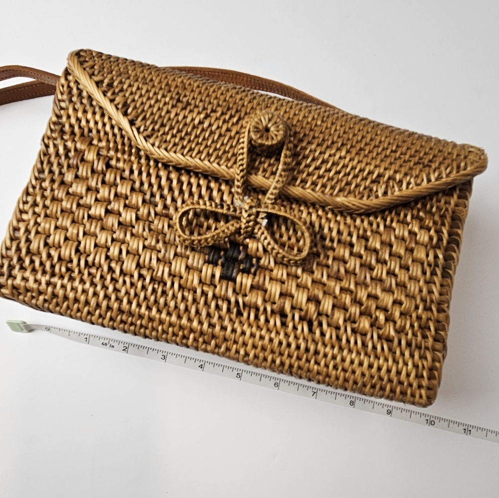 Elegant Woven Brown Crossbody Bag - Picture 8 of 9